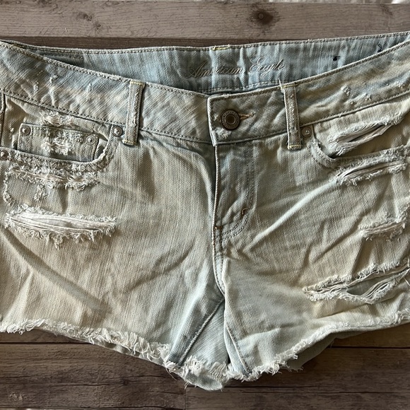American Eagle Light Wash Cut Off Denim Shorts GUC - Size 8 - Picture 1 of 3